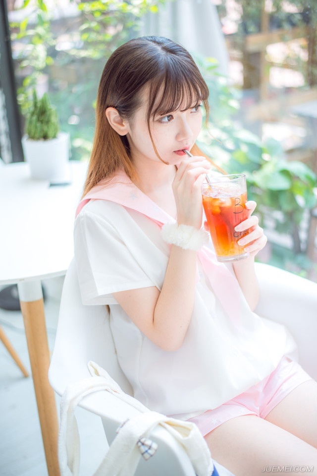 我可以假装不知道一直微笑扮演你的配角。
